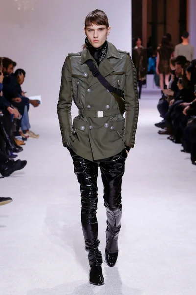 Look 16